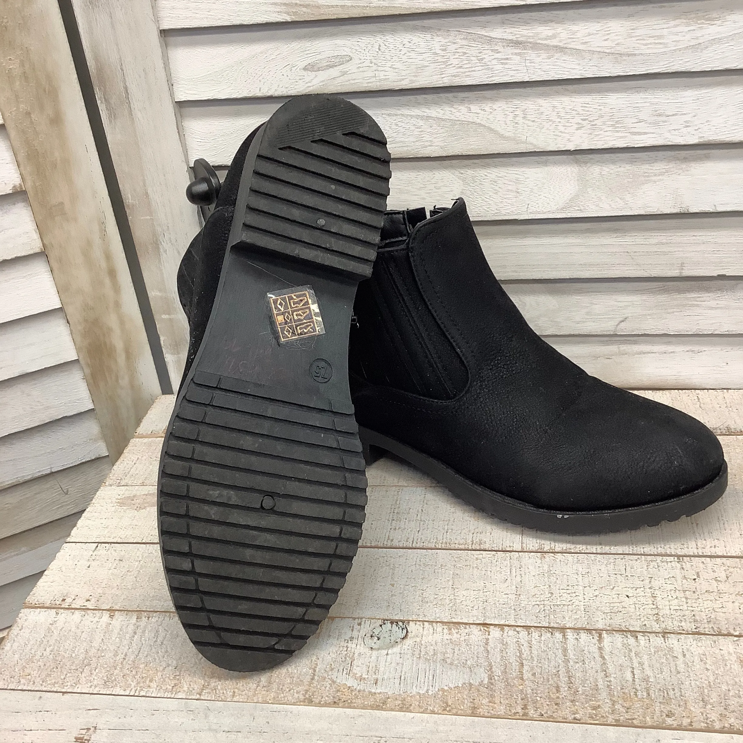 Boots Ankle Flats By Laundry  Size: 7.5