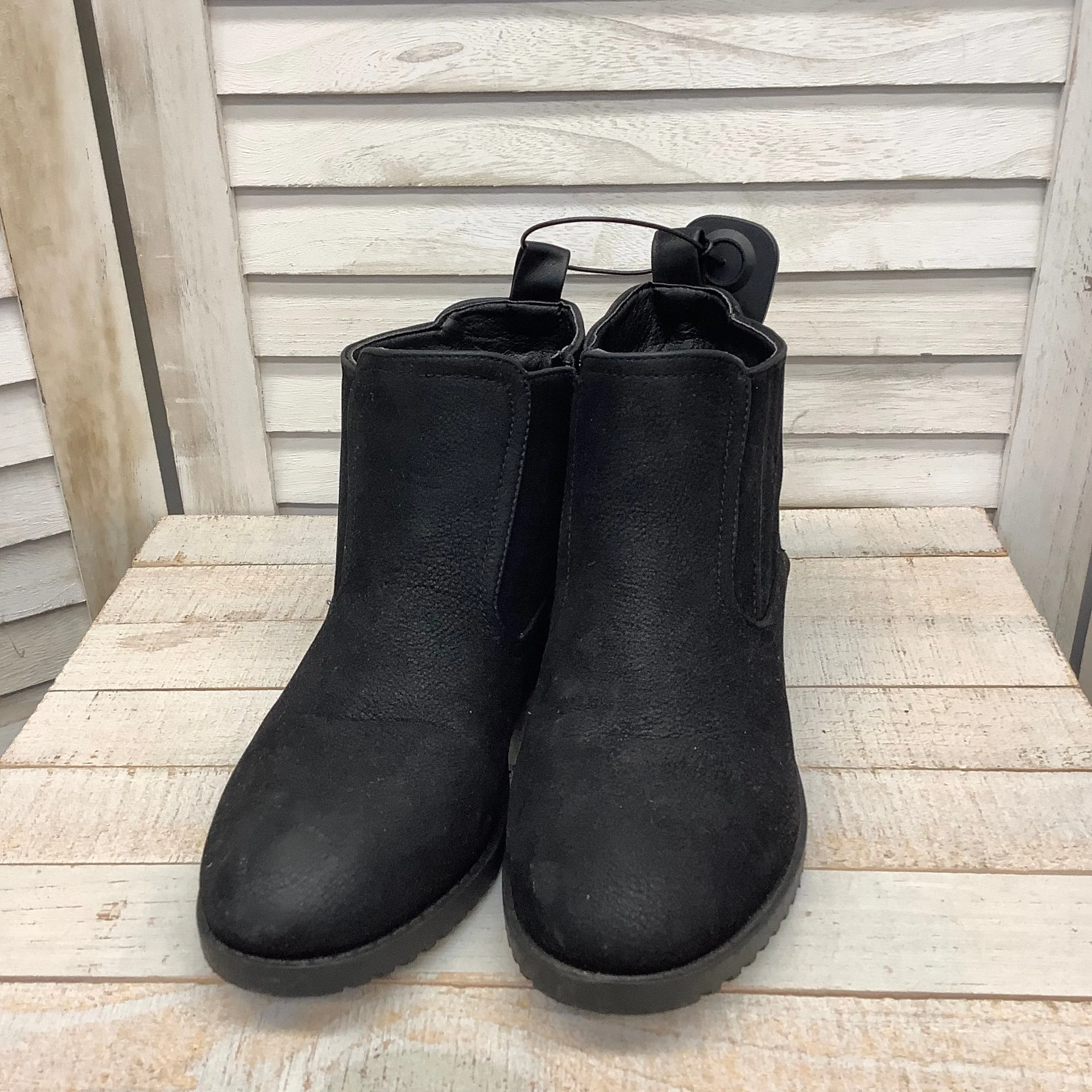 Boots Ankle Flats By Laundry  Size: 7.5
