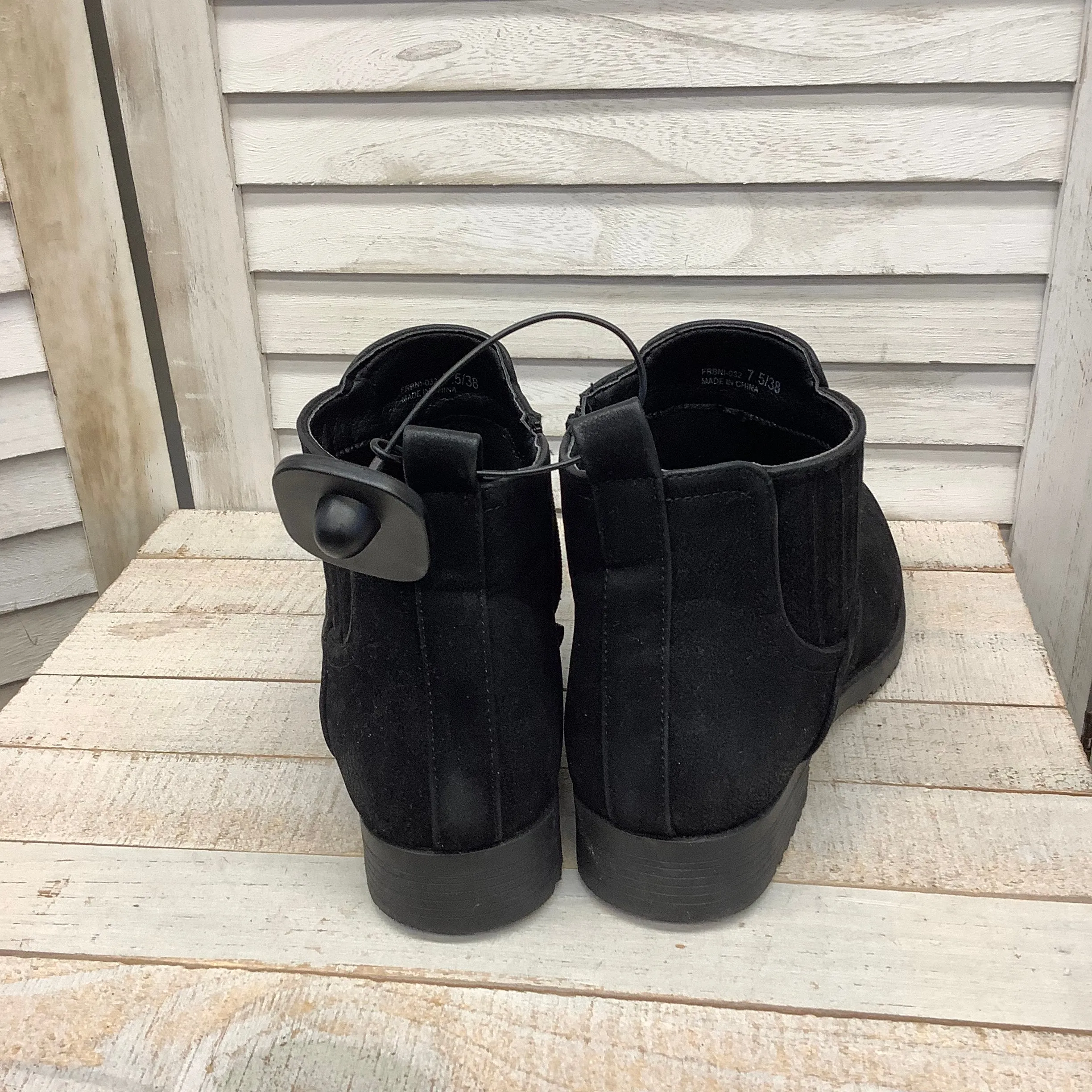 Boots Ankle Flats By Laundry  Size: 7.5