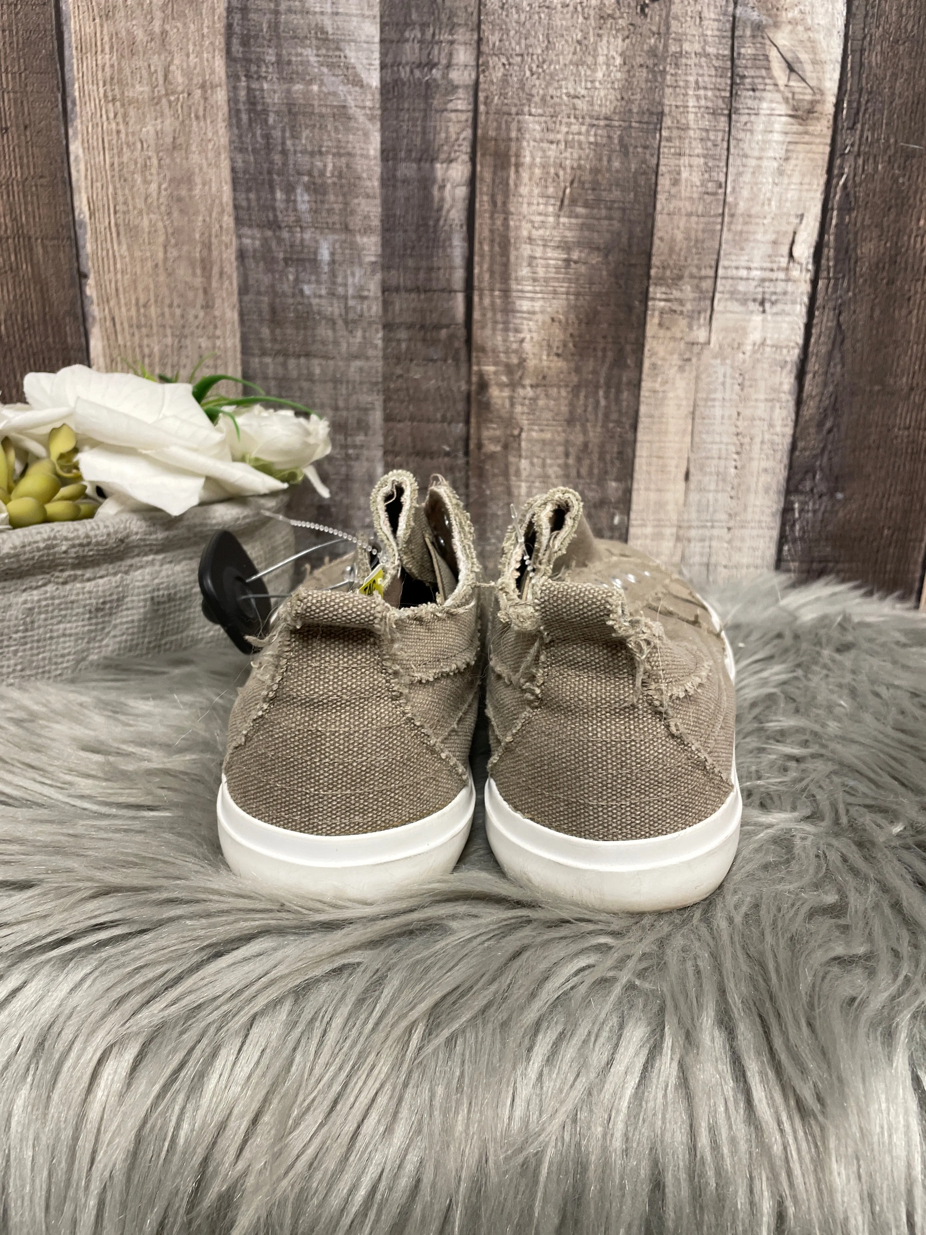 Shoes Flats By Corkys In Tan, Size: 11